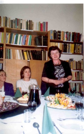 Od lewej: dr Hanna Szymczyk, Archiwum PAN w Warszawie, mgr Anita Chodkowska, 
	dr Hanna Krajewska (stoi), dyrektor Archiwum PAN