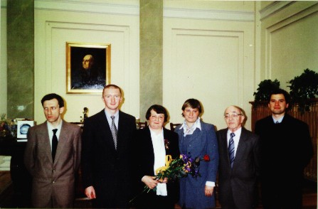 Die Mitarbeiter bei der 50 - Jahrfeier des Archivs am 1. Dezember 2003, in der Mitte die Leiterin des Archivs von 1. Februar 1972 bis 30. Juni 2006 und Autorin Dr Anna Marciniak